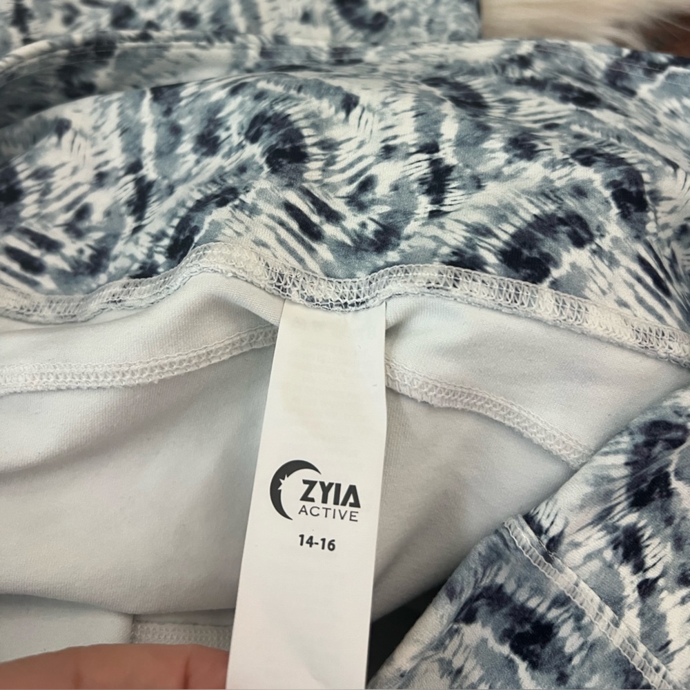 ZYIA Active Leggings 14/16 Gray Black Print High Rise Pockets 24.5” Inseam - Picture 2 of 3